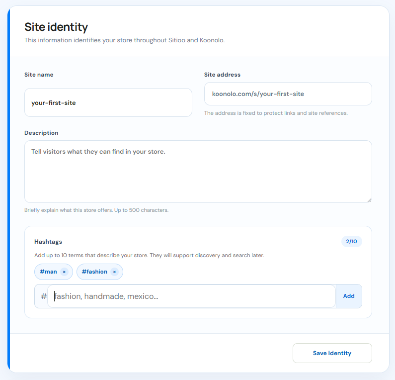 Sitioo Site identity panel with site name, fixed site address, description field, and hashtag controls.